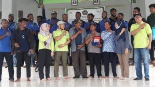 Acara penarikan 89 Mahasiswa STIKOM Muhamadiya Jayapura di halaman balai kampung Takwa Bangun Distrik YAPSI Kabupaten Jayapura (dok. KM)