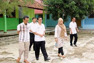 Wakil Bupati Subang Agus Masykur Rosyadi didampingi Kepala SMPN 1 Pagaden Barat, Kepala Desa Cidadap dan Komite Sekolah, Rabu 18/3/2020 (dok. KM)