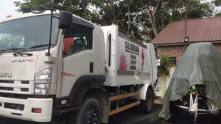 Truk sampah compactor yang terparkir di pekarangan Rumah Dinas Walikota Tanjungbalai (dok. KM)
