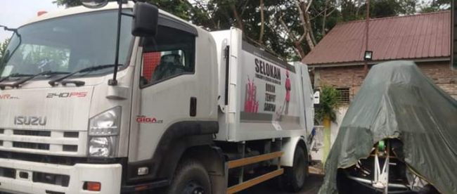Truk sampah compactor yang terparkir di pekarangan Rumah Dinas Walikota Tanjungbalai (dok. KM)