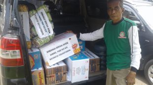 Ade Mulyana, Kepsek SDN Cintawana, dari Korwil Pendidikan Kecamatan Serangpanjang, Subang, beserta bantuan yang akan didistribusikan kepada korban bencana banjir, Selasa 3/3/2020 (dok. KM)