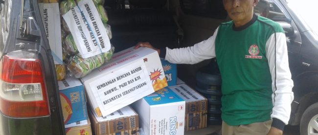 Ade Mulyana, Kepsek SDN Cintawana, dari Korwil Pendidikan Kecamatan Serangpanjang, Subang, beserta bantuan yang akan didistribusikan kepada korban bencana banjir, Selasa 3/3/2020 (dok. KM)