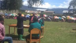 Anggota DPRD Paniai, Marthen Tenouye gelar syukuran bersama masyarakat distrik Aweida di halaman SD YPPGI Deta, Kampung Deta, Distrik Aweida, Kabupaten Paniai (dok. Ernest/KM Papua)