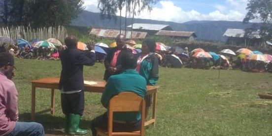 Anggota DPRD Paniai, Marthen Tenouye gelar syukuran bersama masyarakat distrik Aweida di halaman SD YPPGI Deta, Kampung Deta, Distrik Aweida, Kabupaten Paniai (dok. Ernest/KM Papua)