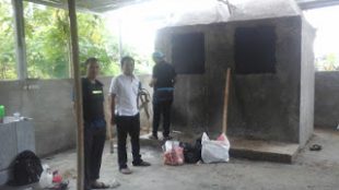 Ketua Bumdes Ciawi Asep (kiri) di lokasi TPS di Tipar Lebak, Desa Ciawi, Kab. Bogor (dok. Tar/KM)