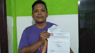 Ketua FORMAP-Tanjungbalai, Ridho Septian Damanik saat menunjukkan surat yang akan dikirim ke Pertamina dan SKK MIGAS (dok. KM)