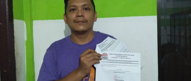 Ketua FORMAP-Tanjungbalai, Ridho Septian Damanik saat menunjukkan surat yang akan dikirim ke Pertamina dan SKK MIGAS (dok. KM)