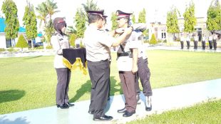 Upacara Serah Terima Jabatan Kasat Intelkam Polres Pasbar dari Kasat lama AKP Sosmedya kepada AKP Teguh Priyatno, yang berlangsung di halaman Mapolres Pasbar Sabtu, 7 Maret 2020 (dok. KM)