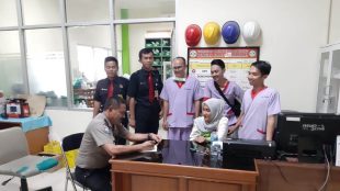 Personil Polsek Leuwiliang saat berkoordinasi dengan pihak RSUD Leuwiliang mengenai kabar adanya pasien yang terinfeksi virus corona (dok. KM)