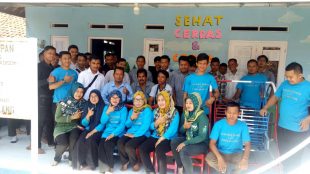 Direktur PKBM Tunas Harapan bersama para tutor dan warga belajar (dok. KM)