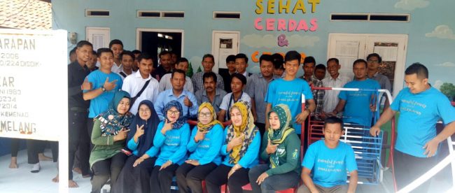 Direktur PKBM Tunas Harapan bersama para tutor dan warga belajar (dok. KM)