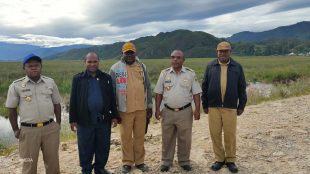 Anggota DPRD dan Kabid Pendataan Dinas Pertanahan Kabupaten Paniai usai mendata ukuran lokasi Paroki Kristus Raja Komopa untuk membuat sertifikat (dok. KM)