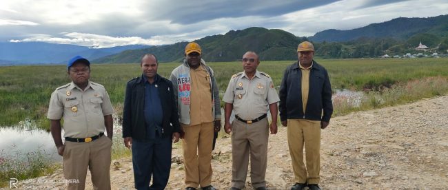 Anggota DPRD dan Kabid Pendataan Dinas Pertanahan Kabupaten Paniai usai mendata ukuran lokasi Paroki Kristus Raja Komopa untuk membuat sertifikat (dok. KM)