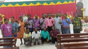 Badan Pengurus Harian dan peserta ketika menggelar acara penutupan tahun pelayanan (dok. Meki Kayame/KM)