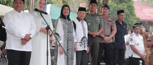 Wali Kota Tanjungbalai dan para undangan saat menyambut arak-arakan peserta Pawai Ta'aruf MTQ ke-52 Tanjungbalai, Senin 9/3/2020 (dok. KM)