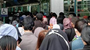 Penumpukan penumpang di halte Transjakarta Pinang Ranti, Jakarta Timur, 16/3/2020 (dok. KM)