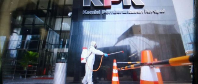 Untuk mengantisipasi penyebaran virus corona, gedung KPK disemprot disinfektan Selasa sore 17/03/2020 (dok. KM)