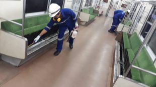 Petugas menyemprot disinfektan di KRL Commuter (dok. KM)