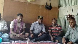 Anggota Dewan Perwakilan Rayat Daerah (DPRD) Kabupaten Paniai Melianus Yatipai didampingi penasehat ikatan Benyamin Gobai saat silaturahmi dengan Mahasiswa Paniai dalam Ikatan IPPMMAR-Wubwe yang berada di Kota pelajar Jayapura pada hari Sabtu 21/03/2020 (dok. KM)
