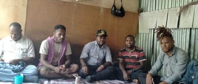 Anggota Dewan Perwakilan Rayat Daerah (DPRD) Kabupaten Paniai Melianus Yatipai didampingi penasehat ikatan Benyamin Gobai saat silaturahmi dengan Mahasiswa Paniai dalam Ikatan IPPMMAR-Wubwe yang berada di Kota pelajar Jayapura pada hari Sabtu 21/03/2020 (dok. KM)