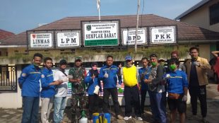 Kepala Desa Semplak Barat Abdul Rahman bersama jajaran Karang Taruna, Sabtu 28/3/2020 (dok. KM)