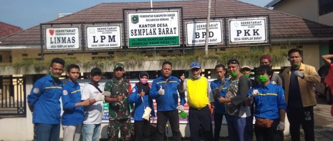 Kepala Desa Semplak Barat Abdul Rahman bersama jajaran Karang Taruna, Sabtu 28/3/2020 (dok. KM)