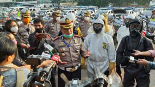 Ditlantas Polda Metro Jaya semprotkan ratusan mobil dan motor dengan disinfektan di halaman parkir Polda Metro Jaya, Jakarta Pusat, Sabtu Pagi 28/7/2020 (dok. KM)