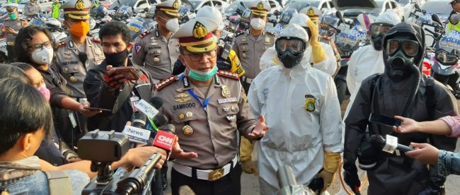 Ditlantas Polda Metro Jaya semprotkan ratusan mobil dan motor dengan disinfektan di halaman parkir Polda Metro Jaya, Jakarta Pusat, Sabtu Pagi 28/7/2020 (dok. KM)