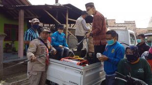 Pemdes Gunung Bunder 2, Kecamatan Pamijahan, Kabupaten Bogor, menyemprotkan disinfektan di wilayahnya, Sabtu 28/3/2020 (dok. KM)