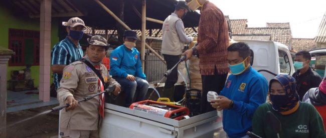 Pemdes Gunung Bunder 2, Kecamatan Pamijahan, Kabupaten Bogor, menyemprotkan disinfektan di wilayahnya, Sabtu 28/3/2020 (dok. KM)