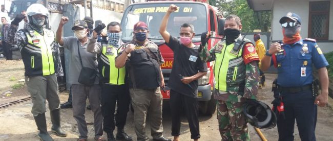 Pemerintah Desa Lumpang lakukan penyemprotan disinfektan untuk mencegah penyebaran virus corona covid-19 dengan menggunakan mobil pemadam kebakaran Minggu pagi 29/3/2020 (dok. KM)