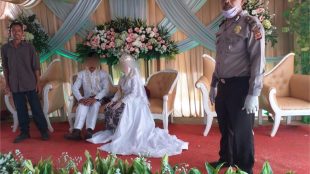 Anggota Polsek Babakan Madang, Bogor, memberikan himbauan seraya membubarkan acara resepsi pernikahan warga, Minggu 29/3/2020 (dok. KM)