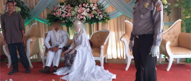 Anggota Polsek Babakan Madang, Bogor, memberikan himbauan seraya membubarkan acara resepsi pernikahan warga, Minggu 29/3/2020 (dok. KM)