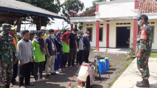 Pemdes Padamulya, Kecamatan Cipunagara, Subang, melakukan penyemprotan disinfektan (dok. KM)