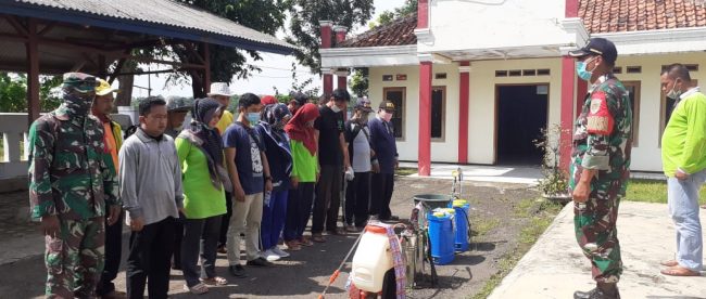 Pemdes Padamulya, Kecamatan Cipunagara, Subang, melakukan penyemprotan disinfektan (dok. KM)