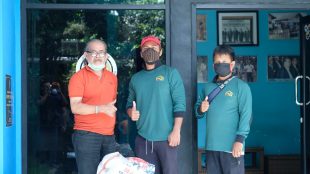 Relawan PERMABI serahkan bantuan sosial kepada pengurus PWI Kota Bogor, Sabtu 18/4/2020 (dok. KM)