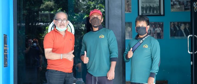 Relawan PERMABI serahkan bantuan sosial kepada pengurus PWI Kota Bogor, Sabtu 18/4/2020 (dok. KM)