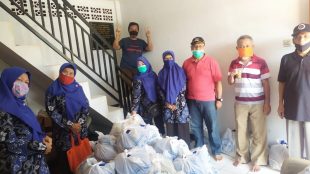 Tim Panitia Peduli Covid-19 Rw 08 Jelang Pembagian Paket Donasi, Rabu 22/4/2020 (dok. KM)