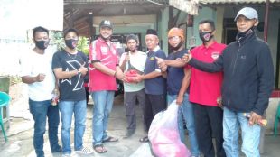 Relawan DPC GRIB Jakarta Barat sedang berbagi beras dan Indomie di Palmerah, Jakarta Barat, Kamis 23/4/2020 (dok. KM)