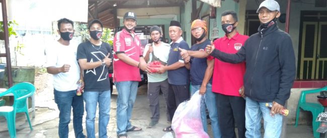 Relawan DPC GRIB Jakarta Barat sedang berbagi beras dan Indomie di Palmerah, Jakarta Barat, Kamis 23/4/2020 (dok. KM)