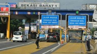 Petugas Dishub Kota Bekasi berjaga di Akses Pintu Tol Bekasi Barat, Jumat 10/4/2020 (dok. KM)