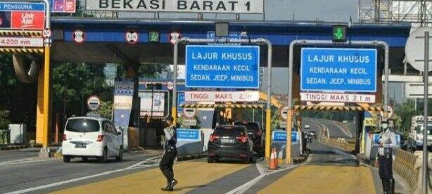 Petugas Dishub Kota Bekasi berjaga di Akses Pintu Tol Bekasi Barat, Jumat 10/4/2020 (dok. KM)