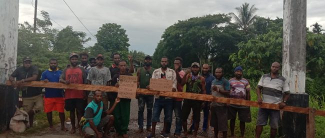 Palang pintu yang dipasang warga di Desa Kadun Jaya, Kabupaten Mimika, Papua (dok. KM)