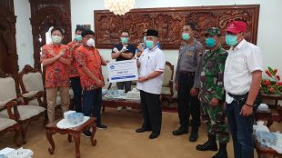 PSMTI Kebumen secara simbolis memberikan bantuan Alat Pelindung Diri/ APD kepada Bupati Kebumen Yazid Mahfudz di Kebumen, 10/4/2020 (dok. KM)