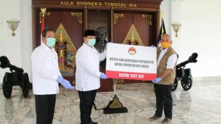 Menhan Prabowo Subianto menyerahkan bantuan alat rapid test kepada Wali Kota Bekasi Rahmat Effendi di Kantor Kementrian Pertahanan RI, Selasa 28/4/2020 (dok. KM)