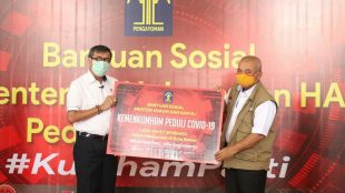 Menkumham Yasonna Laoly dan Wali Kota Bekasi Rahmat Effendi di kantor Kemenkumham RI, Jakarta, Selasa 28/4/2020 (dok. KM)