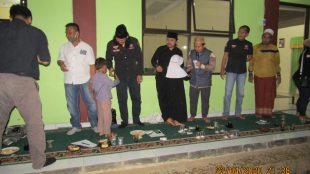 Kader ormas DPAC LAPBAS Bojonggede memberikan santunan kepada anak yatim di Pondok Pesantren Man'ba Hidayatul Ma'arif, Rabu 22/4/2020 (dok. KM)