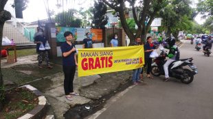 Pembagian makan siang gratis di GBI Elohim, Batutulis, Kota Bogor, Selasa 31/3/2020 (dok. KM)