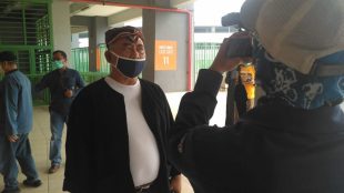 Wali Kota Bekasi Rahmat Effendi memberi keterangan kepada wartawan, Jumat 10/4/2020 (dok. KM)