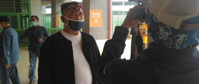 Wali Kota Bekasi Rahmat Effendi memberi keterangan kepada wartawan, Jumat 10/4/2020 (dok. KM)